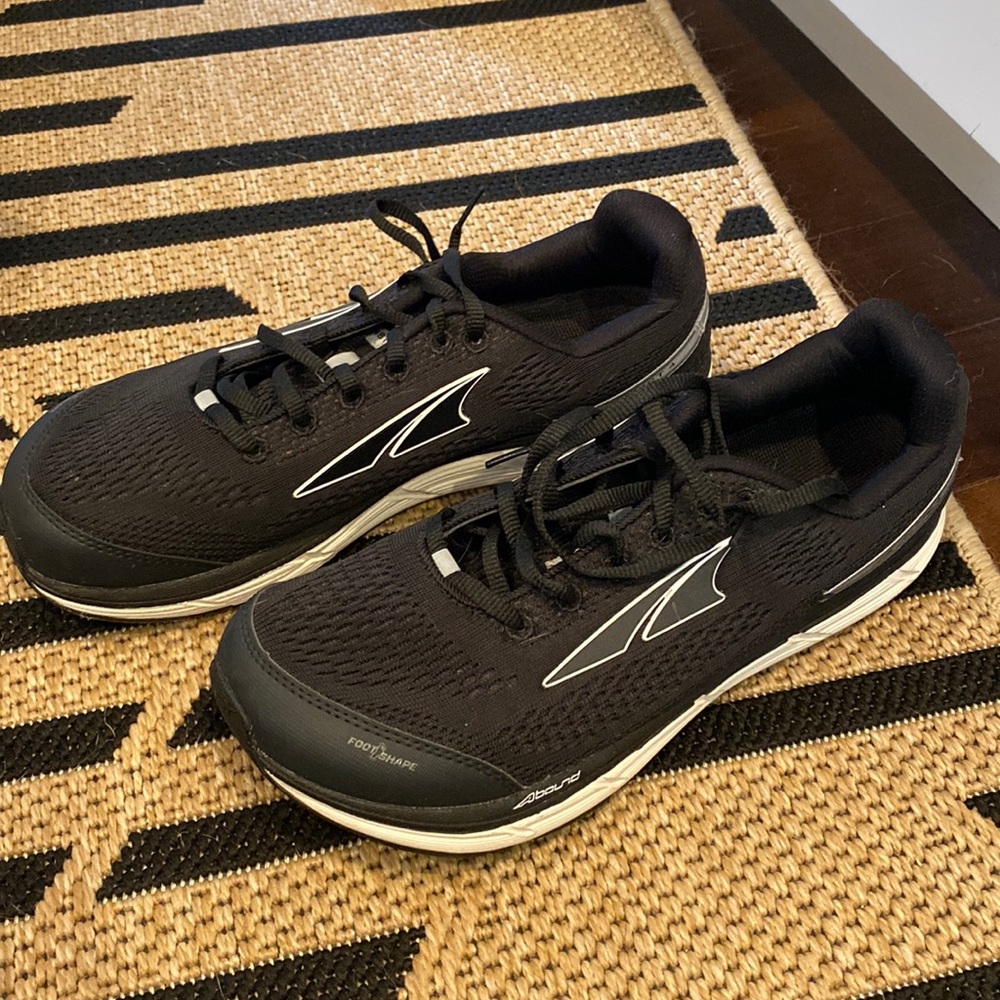 Altra 10.5 mens black sneakers
